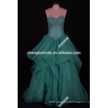 Weißes Organza Quinceanera Kleid mit abgestuftem Rock mit Rosshaarbesatz